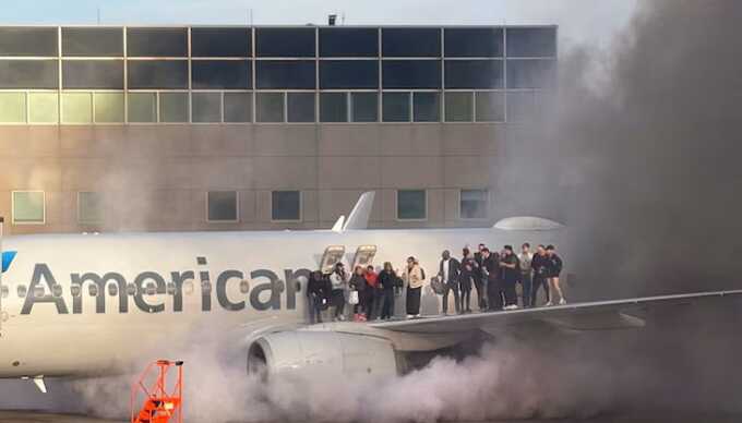 В аэропорту Денвера загорелся самолет American Airlines