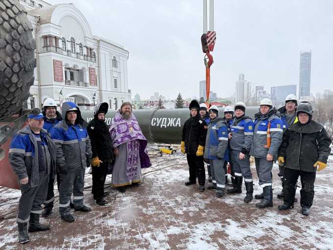 В Екатеринбурге у Храма на Крови установили копию трубы газопровода в память об операции «Поток»