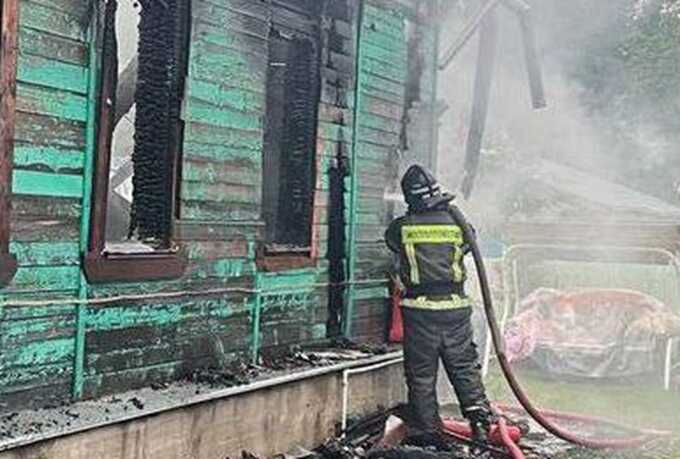 Пожар охватил дом в Подмосковье ночью: есть погибшие