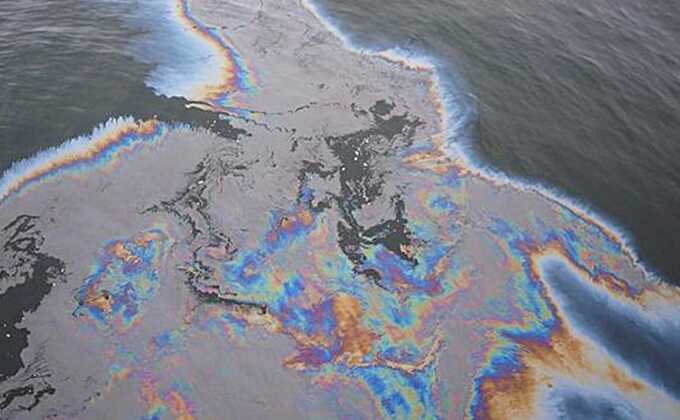 В Каспийском море обнаружили нефтяное пятно размером с Москву в пределах ТТК